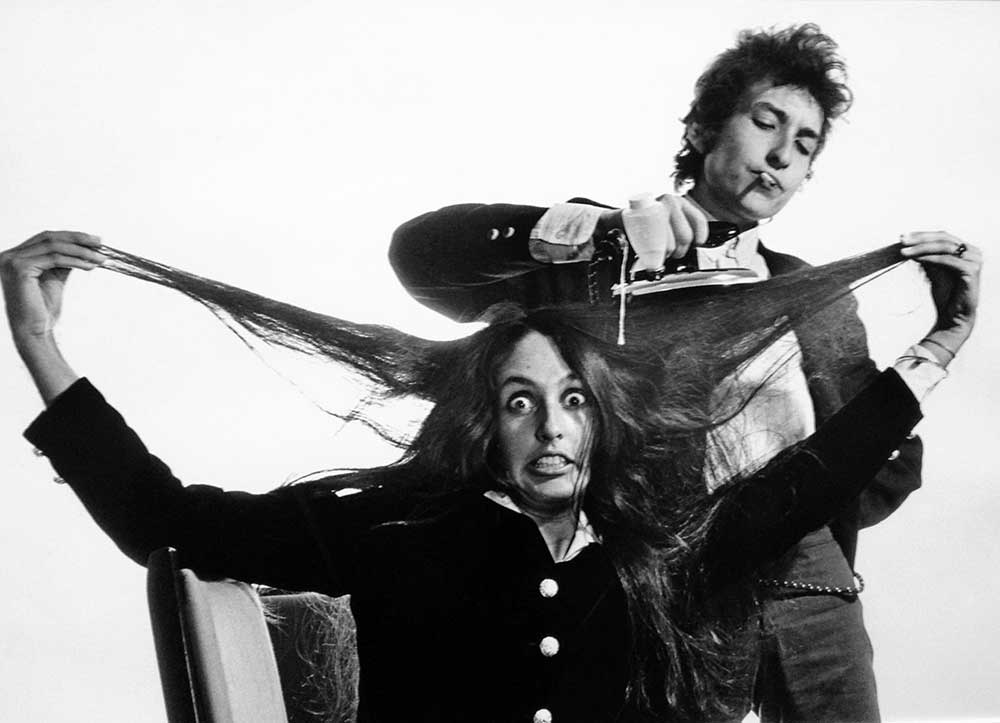 Bob-Dylan-ironing-Joan-Baezs-hair.jpg