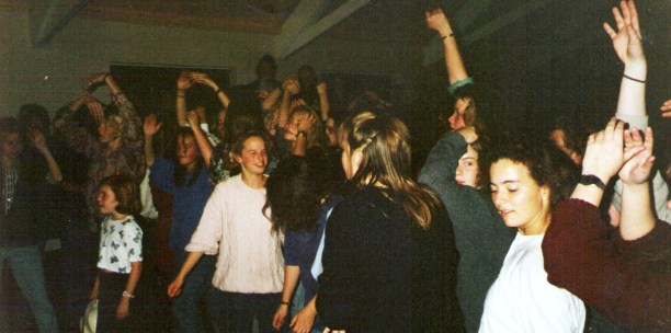 19890303_paracetamols-gig-at-Felixstowe-CROWD-and-GINNY.jpg
